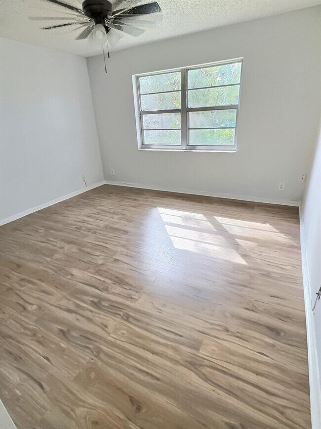 Building Photo - 1100 NW 87th Ave