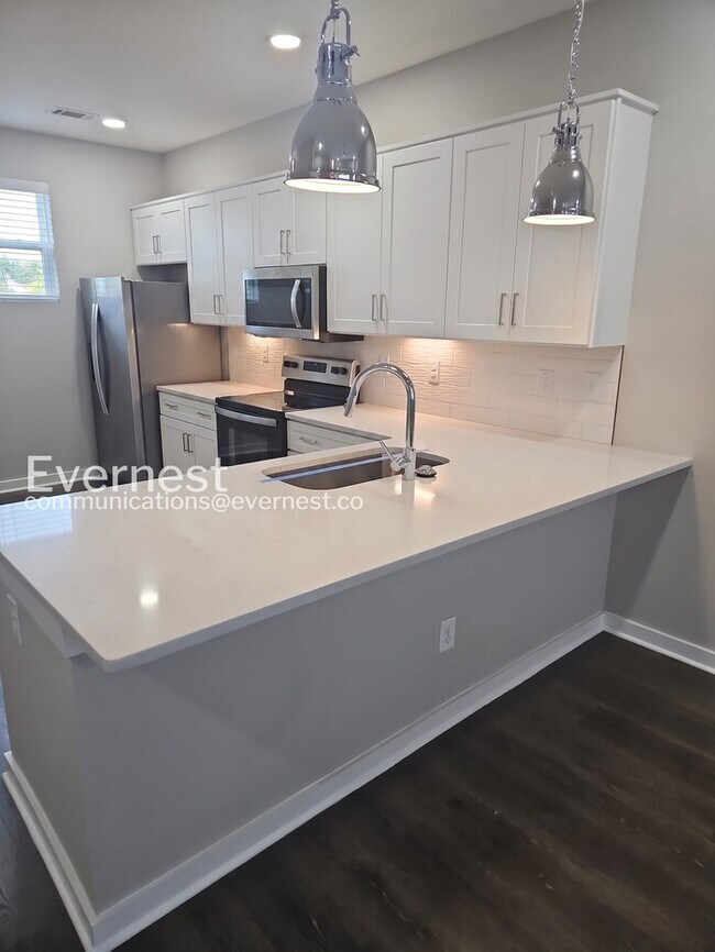 Building Photo - Bright and Lovely 3-Bedroom Townhome with Modern Amenities / Pet-Friendly /Coming Soon!