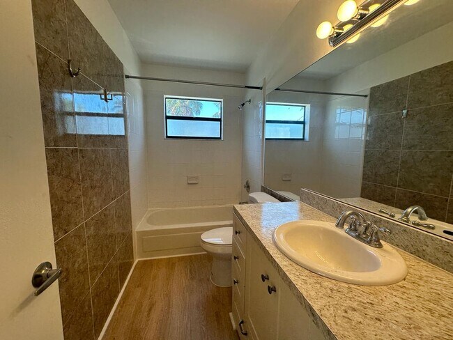 Building Photo - 556 Holly Dr