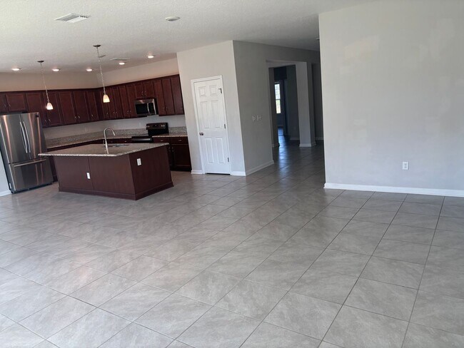 Building Photo - 4 Bedroom 3 Full Bath House in Convenient Location