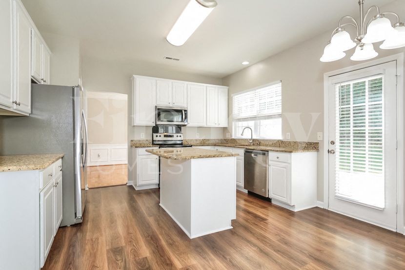 Building Photo - 1562 Pondhaven Dr