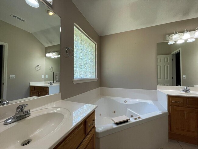Building Photo - 2770 N Ashbrook Dr