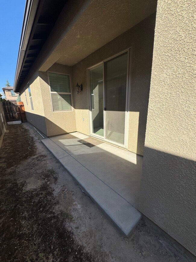 Building Photo - 1865 E Bella Rosa Ave