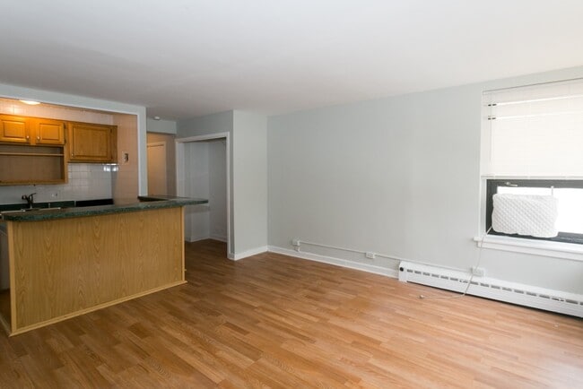 Building Photo - 448 W Wellington Ave