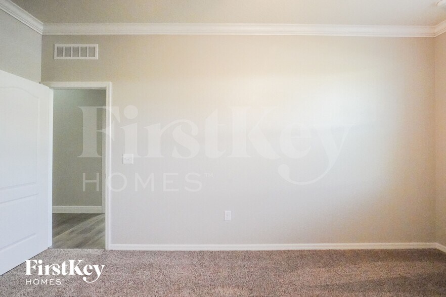 Building Photo - 11400 Wishing Well Ln