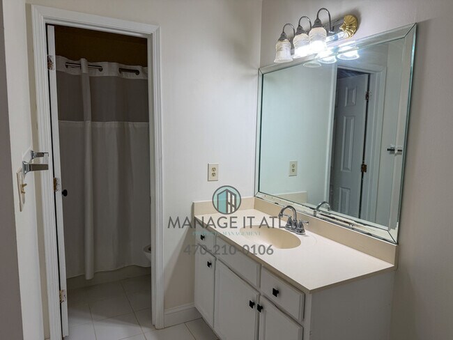 Building Photo - 2 bedroom condo in Atlanta in gated community