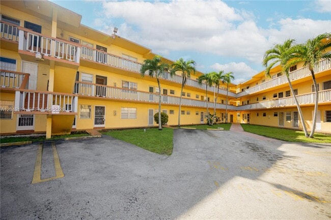 Building Photo - 1551 NE Miami Gardens Dr