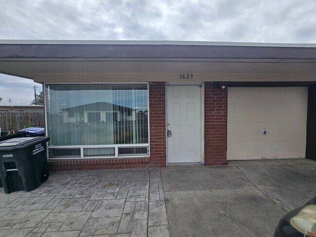 Building Photo - 1629 Pheasant St