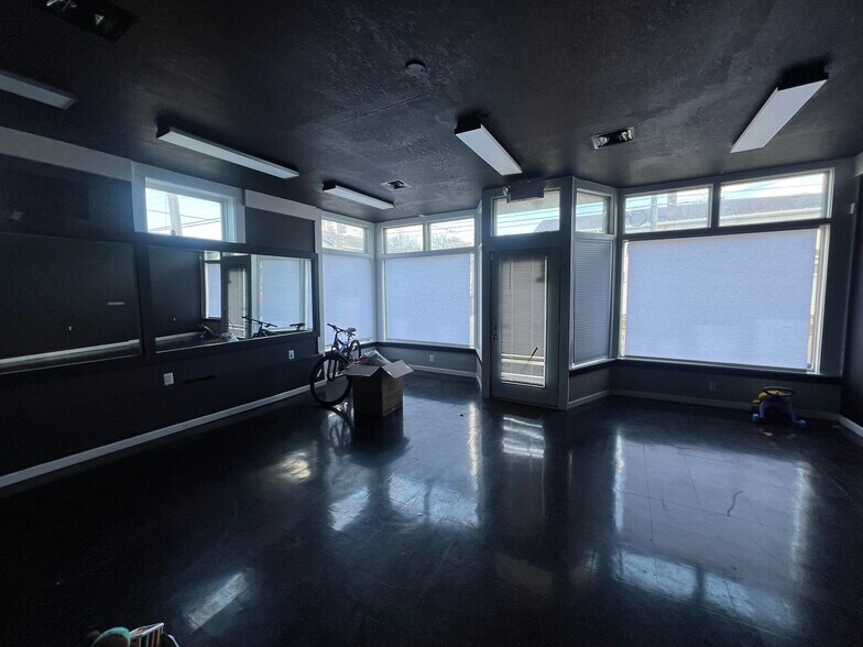 Building Photo - 402 Cascade St