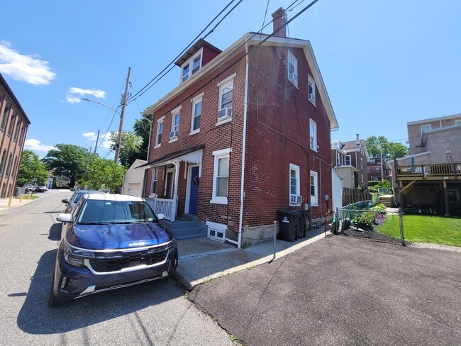 Building Photo - 422 Gold St