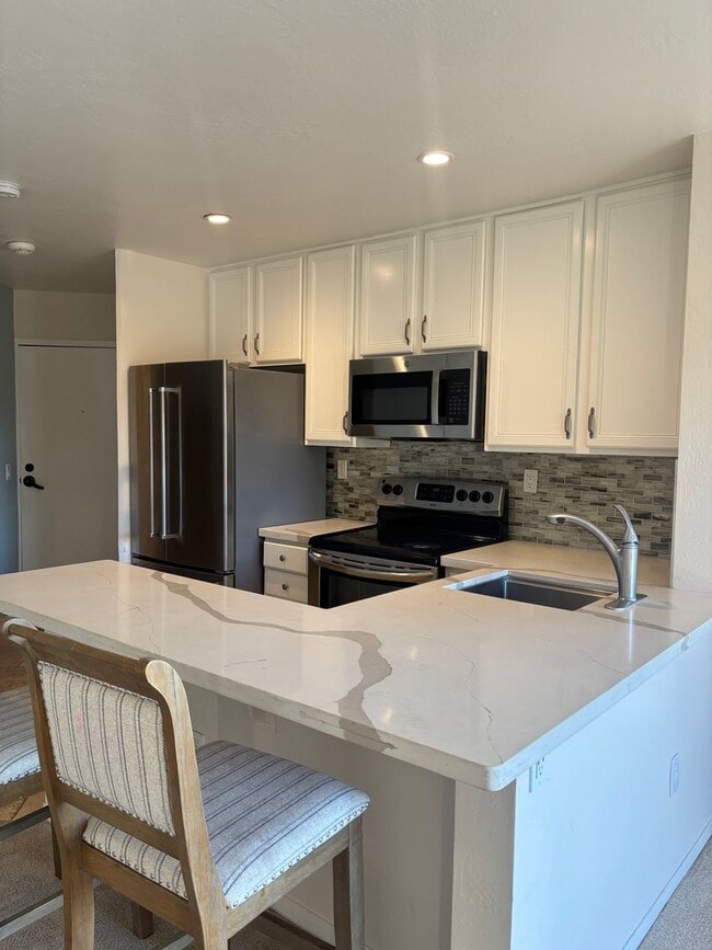 Building Photo - Great Condo in Del Monte Beach Surf Way