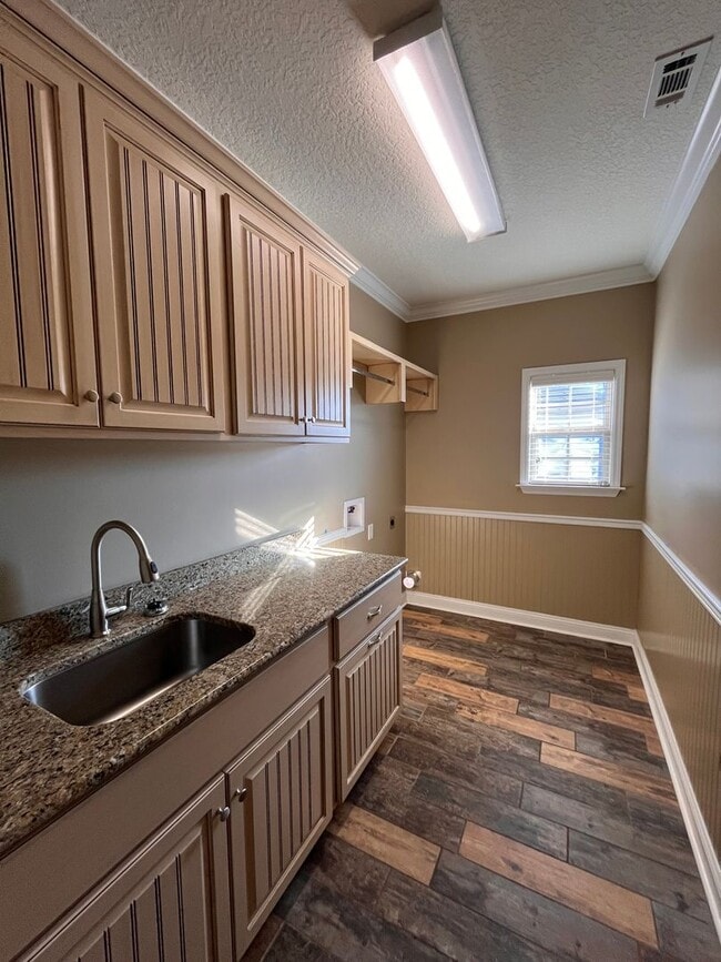 Building Photo - 4062 McKenzie Ln