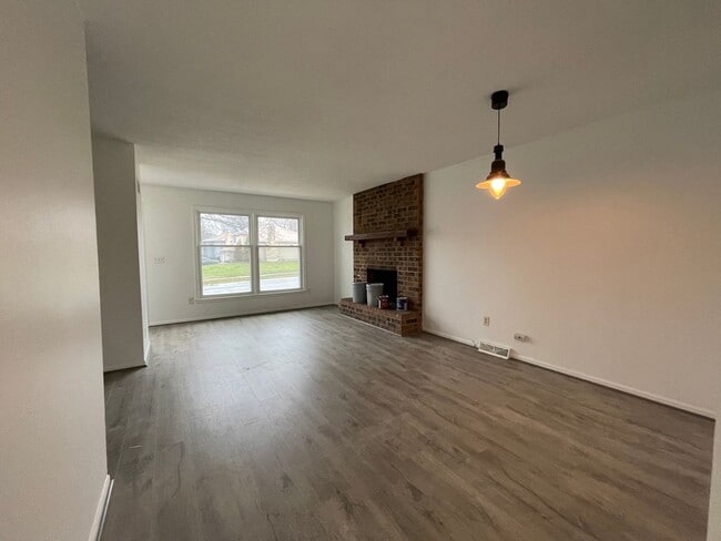 Building Photo - {12901} Spacious Townhome with a 1 car garage & full basement