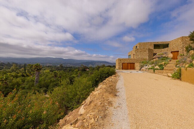 Building Photo - Masterpiece on a hill