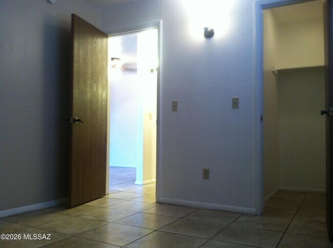 Building Photo - 6625 E Golf Links Rd