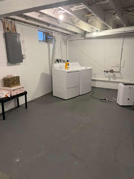 Building Photo - 1550 Frebis Ave