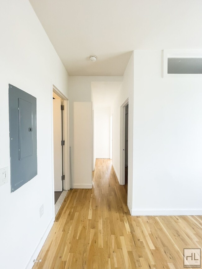 Building Photo - Sunlit Bushwick 2-Bed Plus a 3rd Room / Pr...