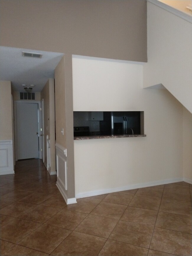 Building Photo - Beautiful 3 Bed 2 Bath Townhouse Close to ...