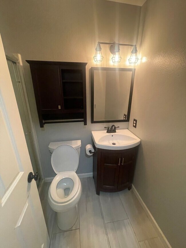 Building Photo - Spacious 4 Bedroom Home for Rent in Lake S...