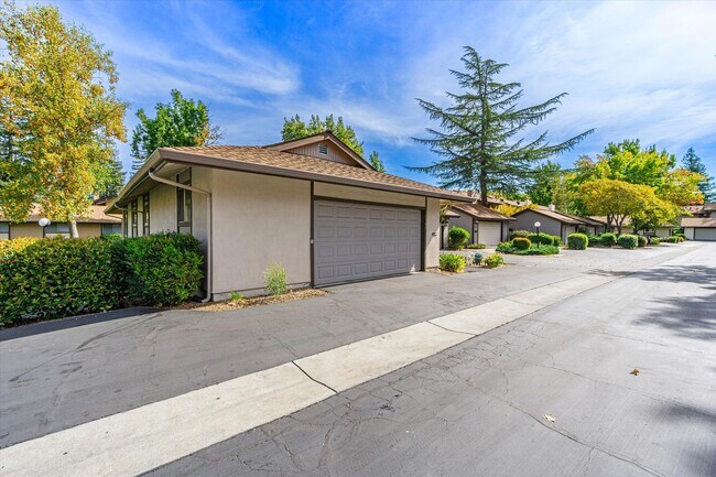 Building Photo - Freshly Renovated, End Unit Town-House Ava...