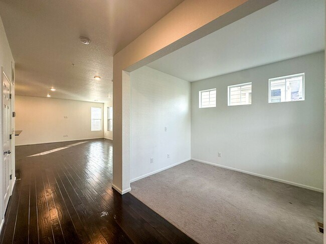 Building Photo - Senderos Creek 3bd paired home