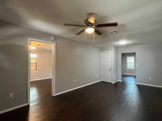 Building Photo - Tulsa: 3 bedroom house On A Private Road