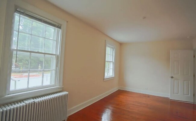 Building Photo - 2025-2026 School Year / 8 Bdrm / 3 Bath St...