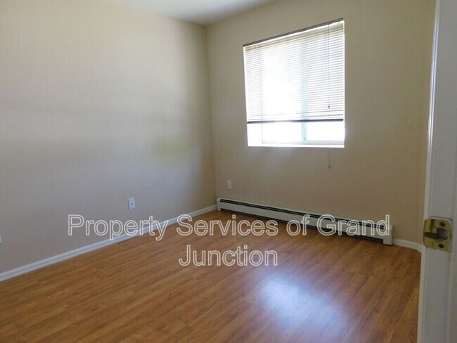 Building Photo - 493 Green Acres St