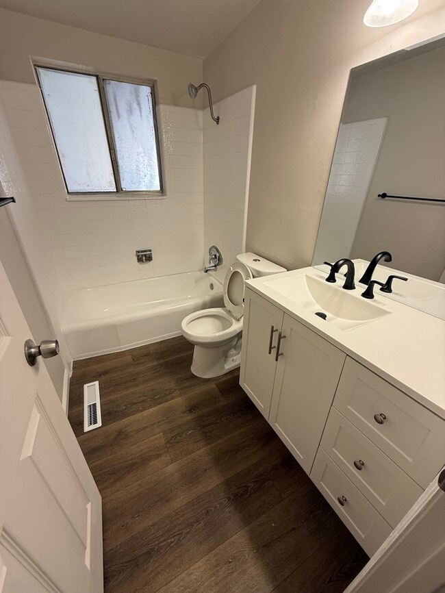 Building Photo - 833 N Riverside Dr