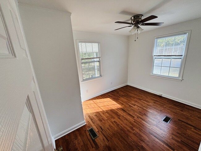 Building Photo - 1312 E 60th St