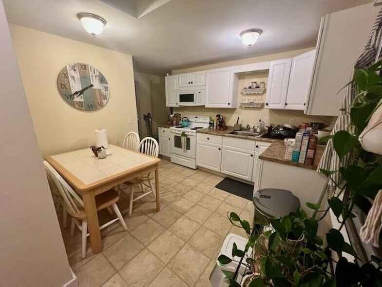 Building Photo - 167 Elm St