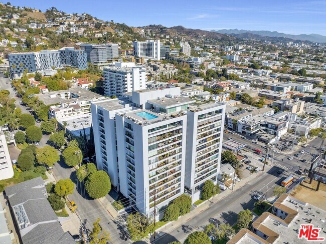 Building Photo - 1100 Alta Loma Rd