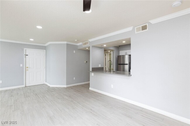 Building Photo - 8101 W Flamingo Rd