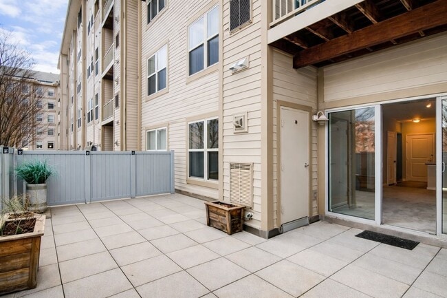 Building Photo - 1 Bed 1 Bath Plus Den - Silver Spring Condo - Garage Parking Space
