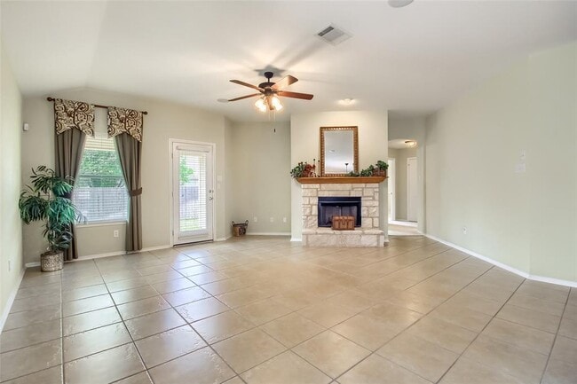 Building Photo - 18720 Royal Pointe Dr