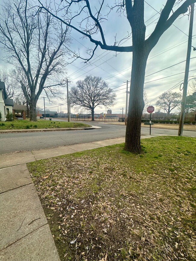 Building Photo - 670 Goodman St