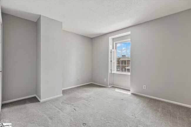 Building Photo - 97 Jamestowne Way