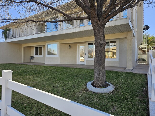 Building Photo - 470 Vermillion Ave