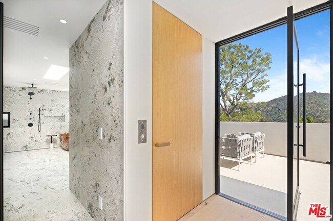 Building Photo - 2501 Banyan Dr