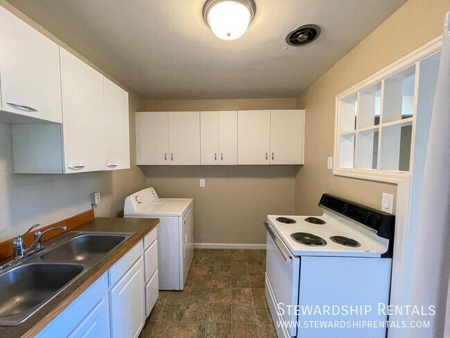 Building Photo - 2009 NW Tyler Ave