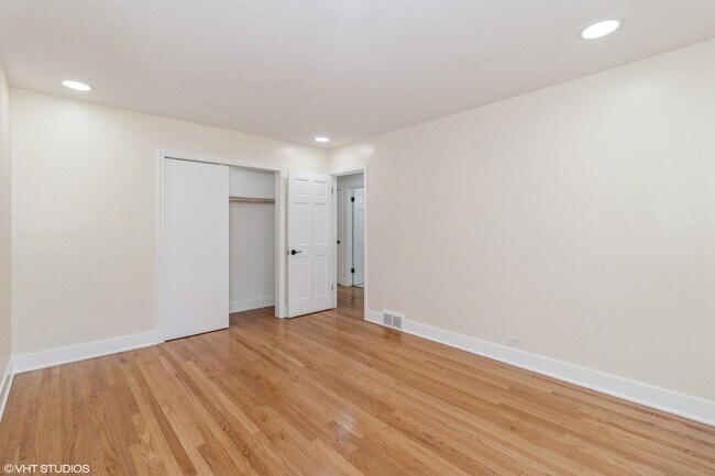 Building Photo - 6251 N Hamlin Ave