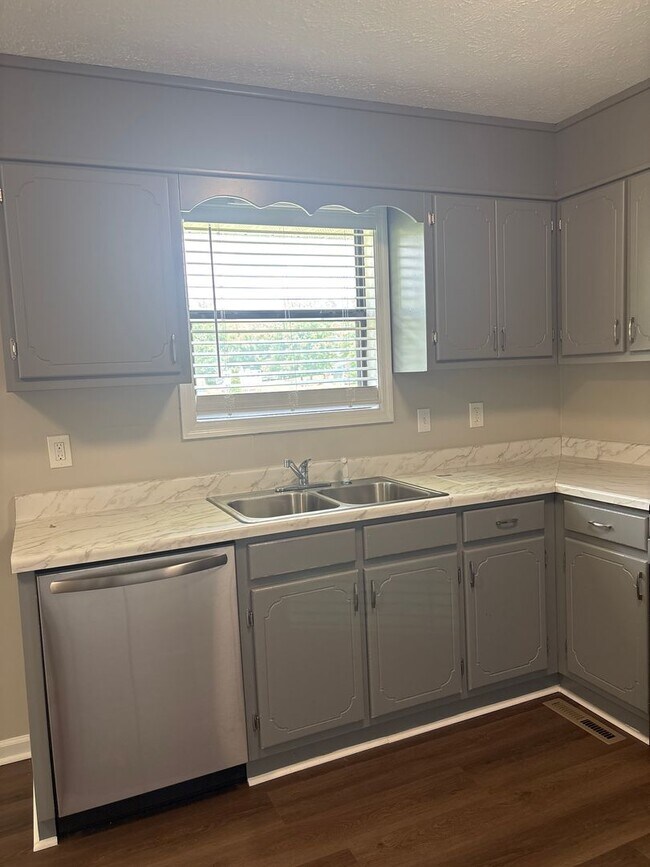 Building Photo - Charming 2 Bedroom Duplex in Manchester!