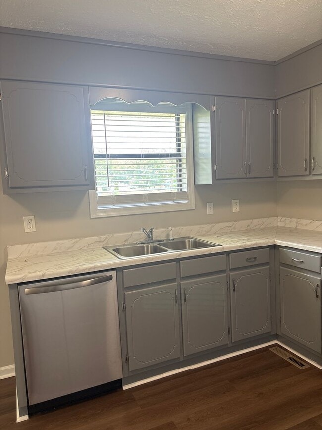 Building Photo - COMING SOON! - 2 Bedroom Duplex in Manchester!