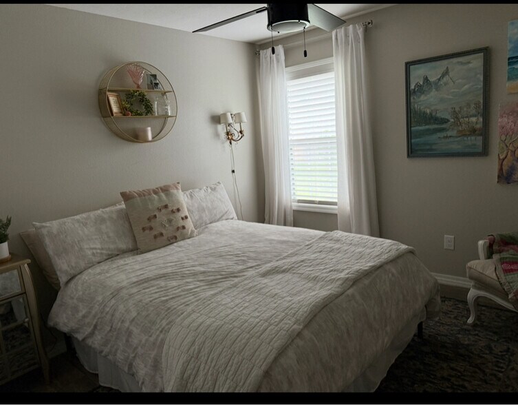 Building Photo - 1469 N Lyon Ave