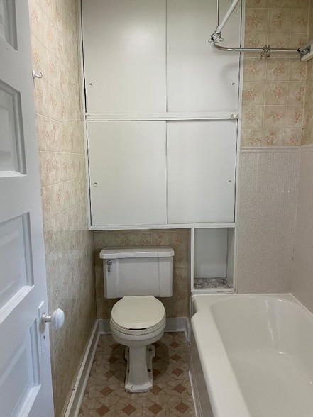 Building Photo - 992 Linton St