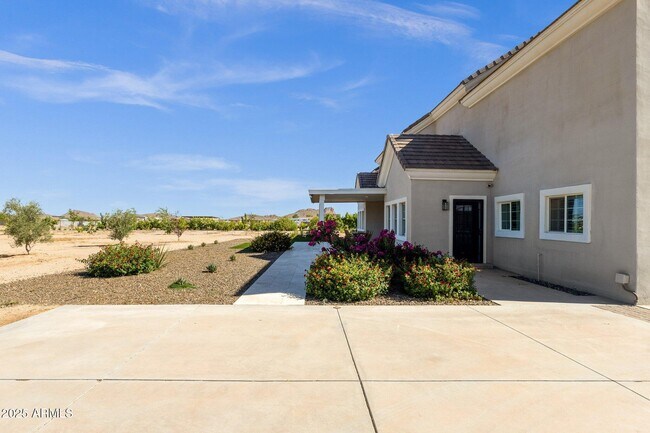 Building Photo - 856 W Quail Cir