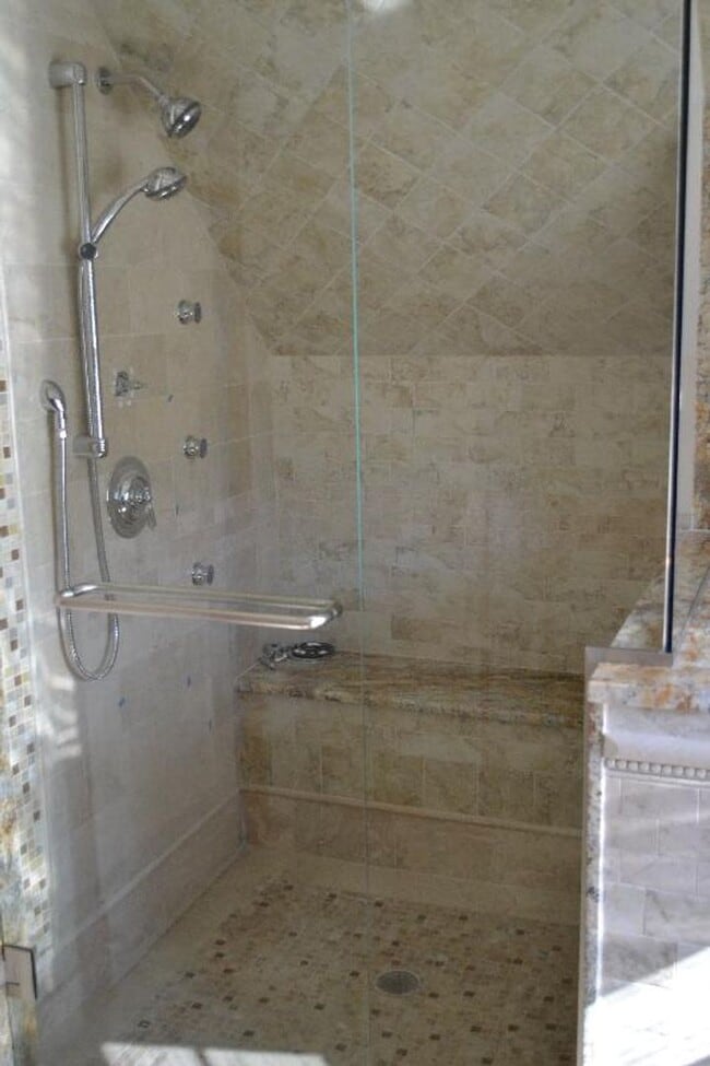 Building Photo - No Brokers Fee, No Security Deposit, In Unit Washer/Dryer, Pets friendly, Parking Included, Centr...