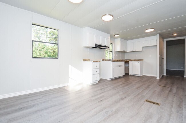 Building Photo - Cozy Roy Harris Loop mobile home