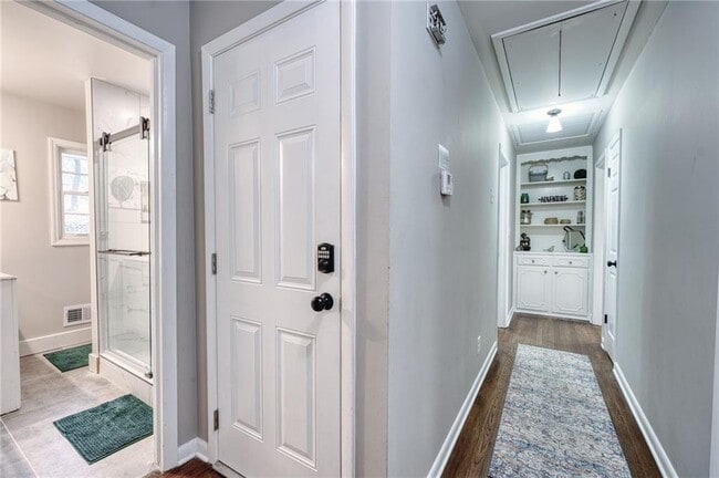 Building Photo - 2418 Brookdale Dr NE