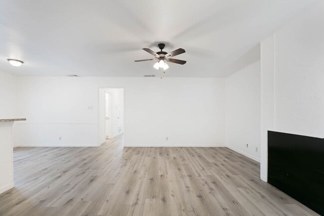 Building Photo - Leon Valley~Spacious 2 Bedroom~Updated Kitchen with Stainless Steel Appliances~2 Car Garage~Backyard